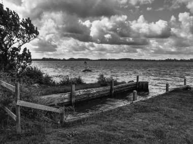 Holstein-Holstein eyâletinde, Maasholm ve Eckernfoette 'nin küçük bir köyü.