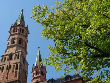 Wuerzburg şehri ana nehir kıyısında.