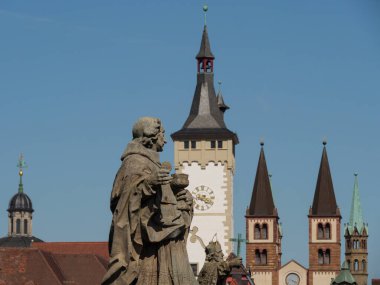Wuerzburg şehri ana nehir kıyısında.