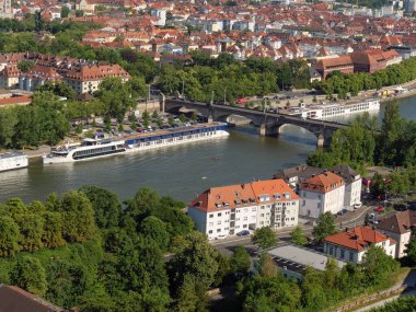 Wuerzburg şehri ana nehir kıyısında.