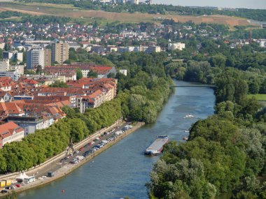 Wuerzburg şehri ana nehir kıyısında.