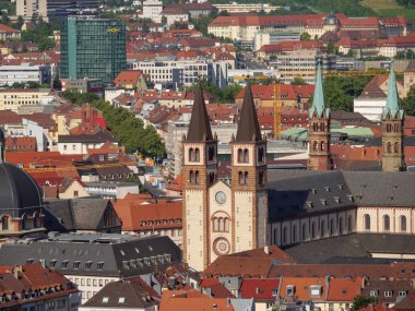 Wuerzburg şehri ana nehir kıyısında.
