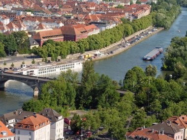 Wuerzburg şehri ana nehir kıyısında.