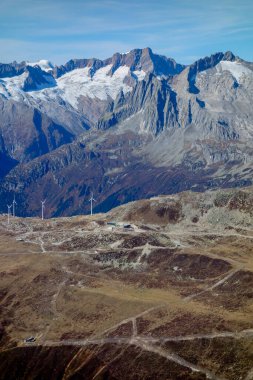 İsviçre Alplerinde yürüyüş