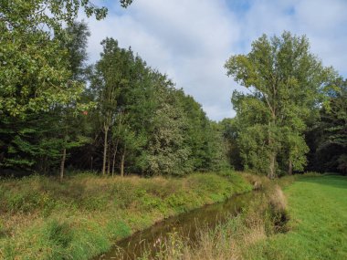 Westphalia 'da bir nehirde yürüyüş.