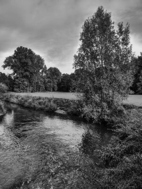 Westphalia 'da bir nehirde yürüyüş.