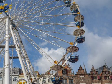 Nijmegen Hollanda 'daki nehir vadisinde.