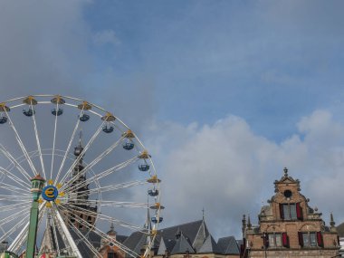 Nijmegen Hollanda 'daki nehir vadisinde.
