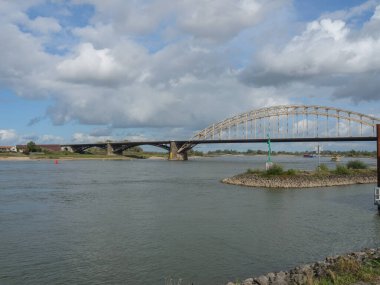 Nijmegen Hollanda 'daki nehir vadisinde.