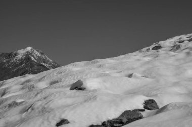 İsviçre dağlarında yürüyüş