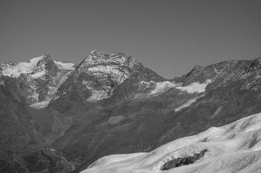 İsviçre dağlarında yürüyüş