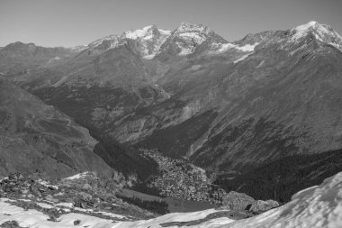 İsviçre dağlarında yürüyüş