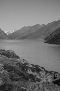 İsviçre dağlarında yürüyüş