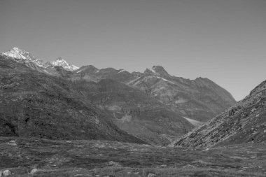 İsviçre dağlarında yürüyüş