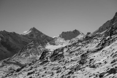 İsviçre dağlarında yürüyüş