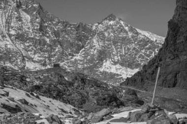 İsviçre dağlarında yürüyüş