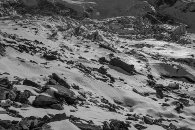 İsviçre dağlarında yürüyüş