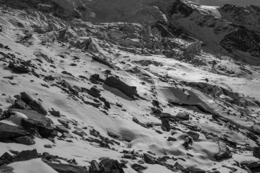 İsviçre dağlarında yürüyüş