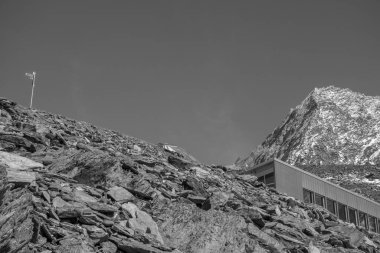 İsviçre dağlarında yürüyüş