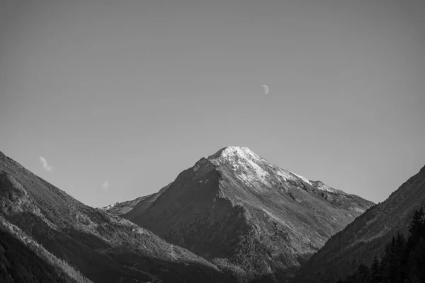 Прогулки Швейцарских Горах — стоковое фото