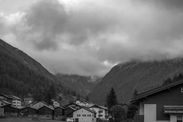 スイスの山々をハイキングし — ストック写真