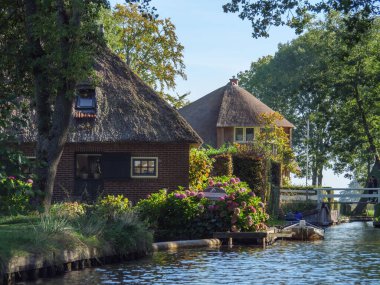Hollanda 'daki Giethoorn' un küçük bir köyü.