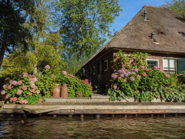 Hollanda 'daki Giethoorn' un küçük bir köyü.