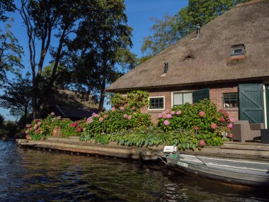 Hollanda 'daki Giethoorn' un küçük bir köyü.