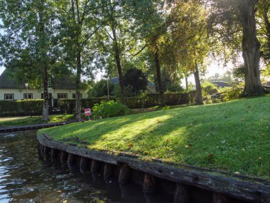 Hollanda 'daki Giethoorn' un küçük bir köyü.