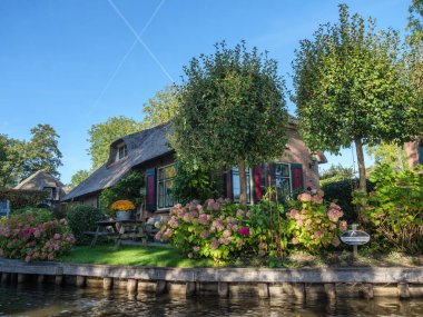 Hollanda 'daki Giethoorn' un küçük bir köyü.