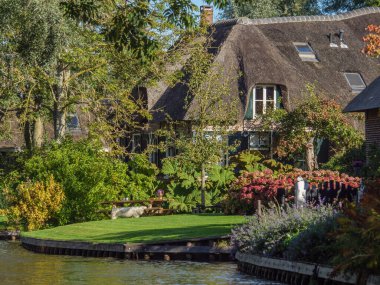 Hollanda 'daki Giethoorn' un küçük bir köyü.