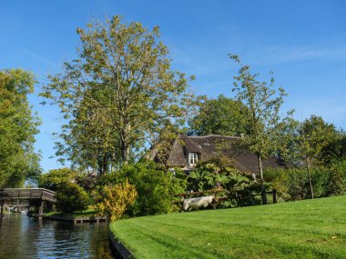 Hollanda 'daki Giethoorn' un küçük bir köyü.