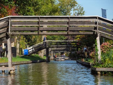 Hollanda 'daki Giethoorn' un küçük bir köyü.