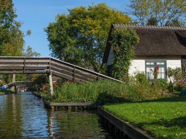Hollanda 'daki Giethoorn' un küçük bir köyü.