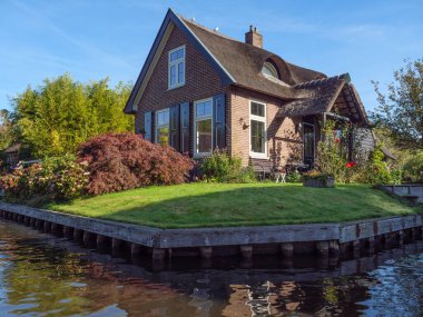 Hollanda 'daki Giethoorn' un küçük bir köyü.