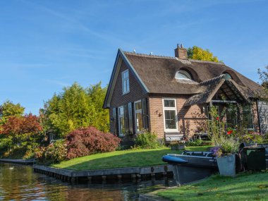 Hollanda 'daki Giethoorn' un küçük bir köyü.