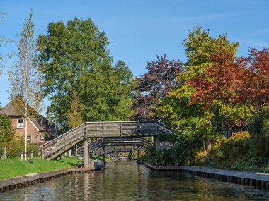 Hollanda 'daki Giethoorn' un küçük bir köyü.