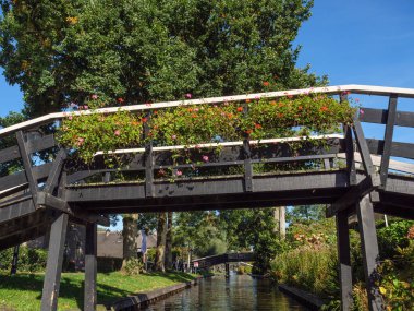 Hollanda 'daki Giethoorn' un küçük bir köyü.