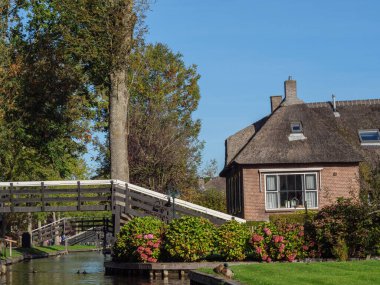 Hollanda 'daki Giethoorn' un küçük bir köyü.