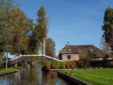 Hollanda 'daki Giethoorn' un küçük bir köyü.