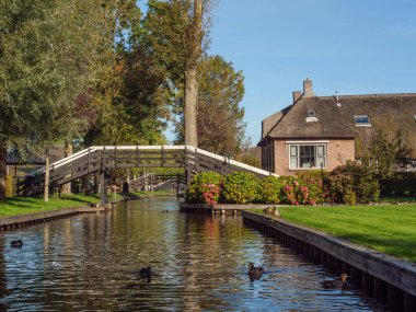 Hollanda 'daki Giethoorn' un küçük bir köyü.