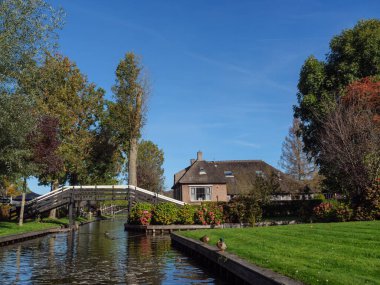 Hollanda 'daki Giethoorn' un küçük bir köyü.