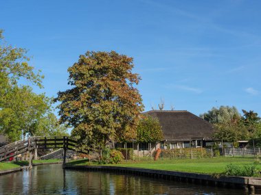 Hollanda 'daki Giethoorn' un küçük bir köyü.