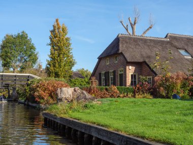 Hollanda 'daki Giethoorn' un küçük bir köyü.