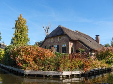 Hollanda 'daki Giethoorn' un küçük bir köyü.