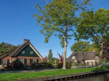 Hollanda 'daki Giethoorn' un küçük bir köyü.