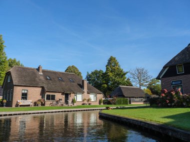 Hollanda 'daki Giethoorn' un küçük bir köyü.