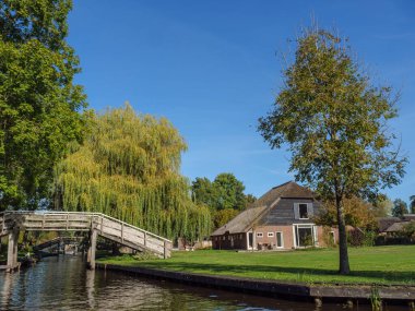 Hollanda 'daki Giethoorn' un küçük bir köyü.