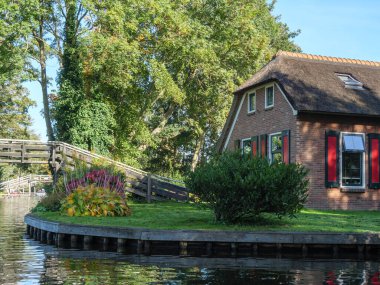 Hollanda 'daki Giethoorn' un küçük bir köyü.