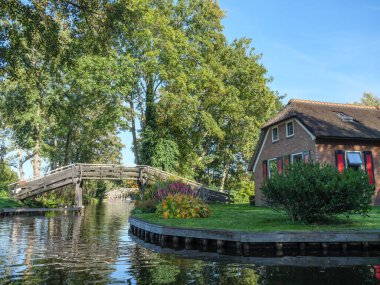 Hollanda 'daki Giethoorn' un küçük bir köyü.